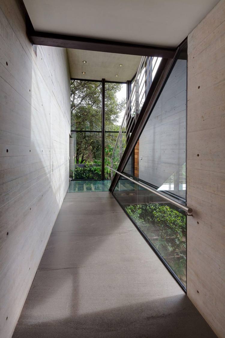 hausfassade-glas-moderne-asthetik-interior-beton-flur-edelstahl-handlauf