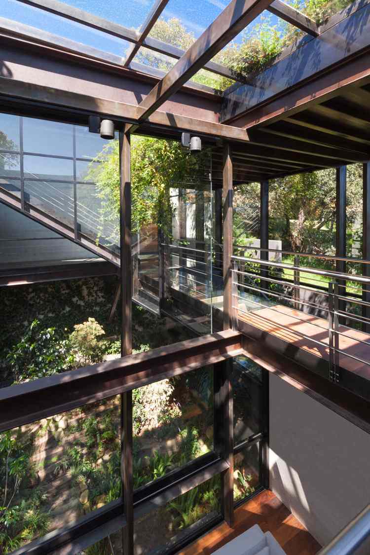 hausfassade-glas-moderne-asthetik-interior-terrasse-stahl-konstruktion-treppen-natur
