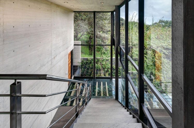 hausfassade-glas-moderne-asthetik-interior-treppe-stufen-stahl