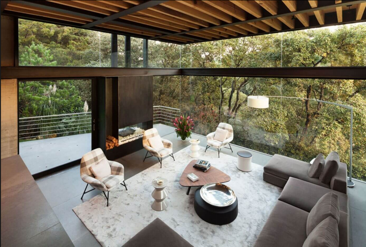 hausfassade-glas-moderne-asthetik-interior-wohnzimmer-gemuetlich-grau-naturlandschaft