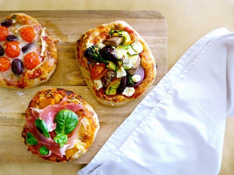 Herzhafte Snacks mini-pizzas-ofen-gebacken-unterschiedliche-beläge
