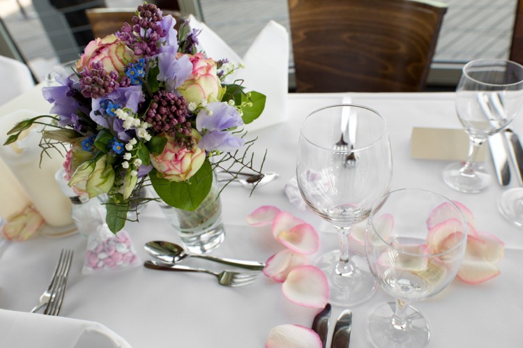 Tischkarten zur Hochzeit blumen-arrangement-vase-rosenblüten-tischdecke-verstreut