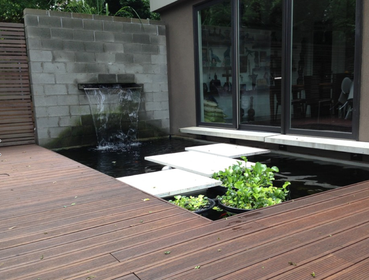 idee-gartenteichgestaltung-schwebende-trittplatten-wpc-terrasse-wasserfall