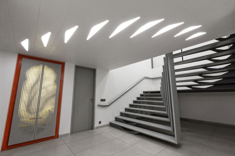 indirekte-led-beleuchtung-lichtpaneele-design-treppe-extravagant-stahl-handlauf