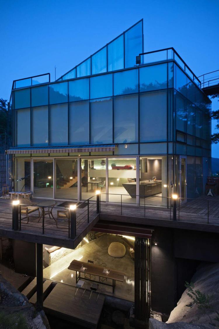 interior-trend-modern-gestein-haus-terrasse-panoramafenster-glasfassade-berge