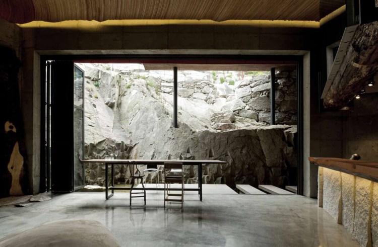 Interior Trend -modern-gestein-panoramafenster-indirekte-beleuchtung-esstisch-minimalistisch