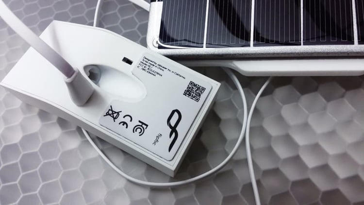 jalousiesteuerung-automatisch-app-flipflic-solar-batterie-design-geraet