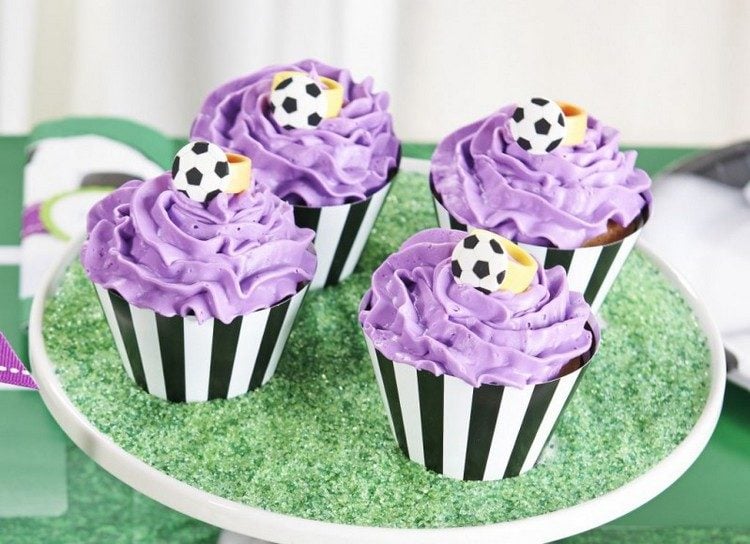 Kindergeburtstag mit Motto jungs-fussball-feier-cupcakes