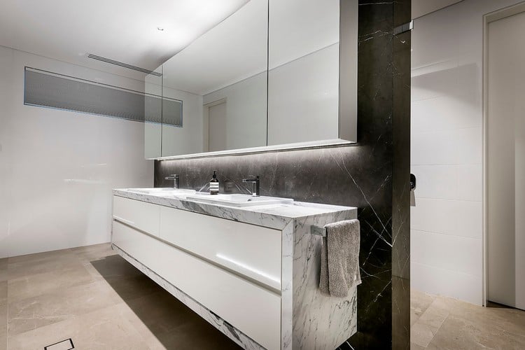 led-deckenbeleuchtung-badezimmer-grifflose-schranktüren-spiegel-marmor-waschtisch