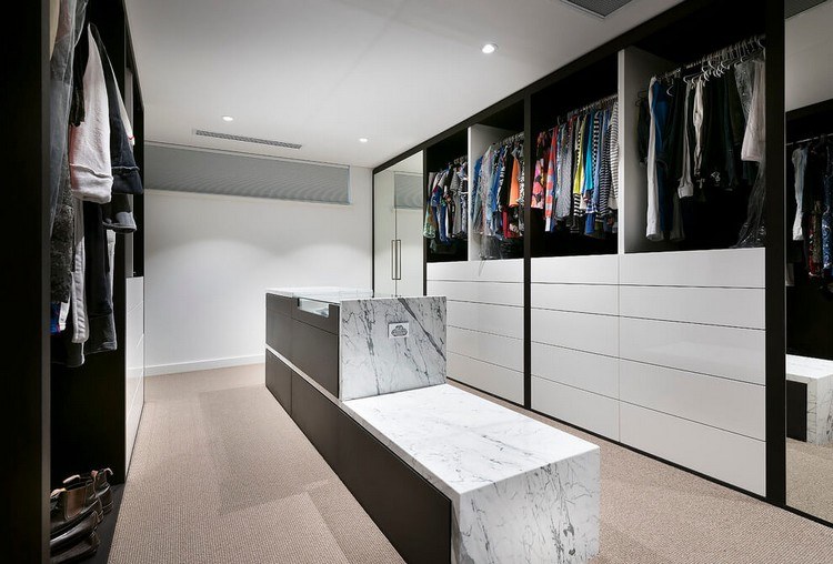 led-deckenbeleuchtung-begehbarer-kleiderschrank-marmor-sitzbereich-teppichboden