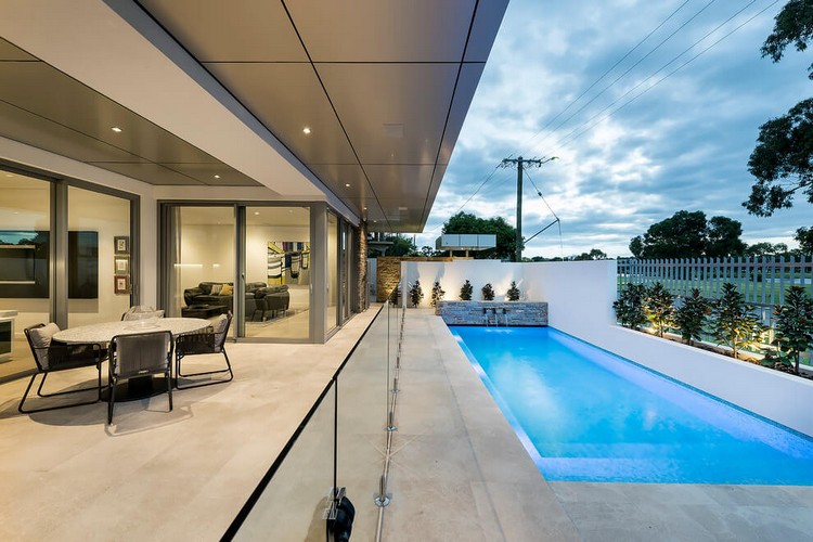 led-deckenbeleuchtung-einbauspots-überdachte-terrasse-glastüren-glasgeländer-pool