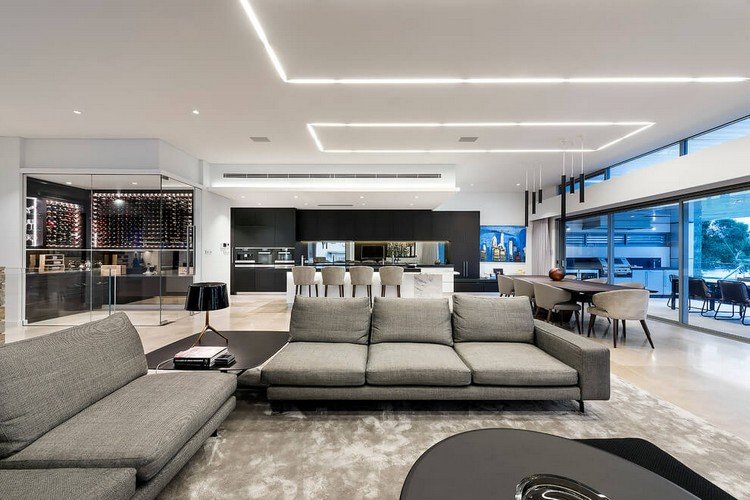 led-deckenbeleuchtung-leisten-offener-wohnbereich-graues-sofa-weinregal