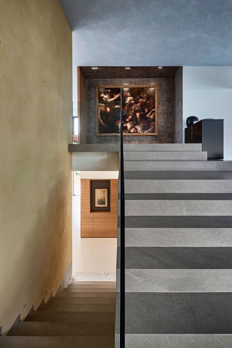 luxus-villa-moderne-einrichtung-kunstwerk-wertvoll-treppe