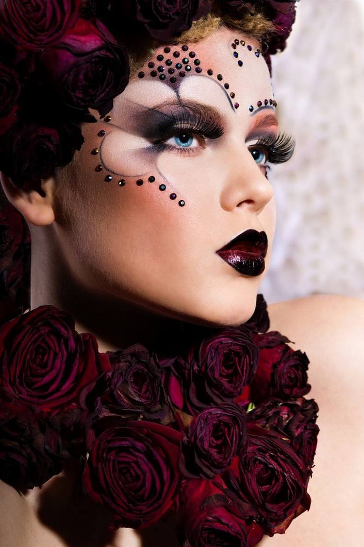 Make-up mit Strasssteinen dunkelrot-schwarz-künstliche-wimpern-rosen