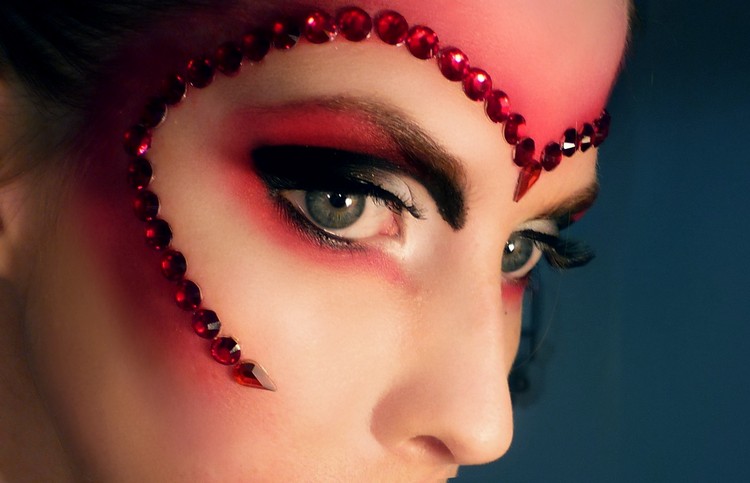 Make-up mit Strasssteinen fasching-schminken-herzkönigin-rot-schwarz