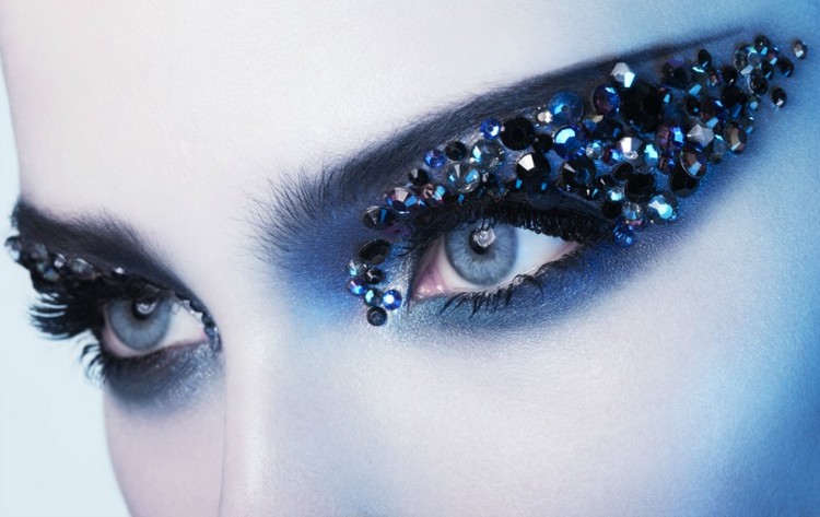 Make-up mit Strasssteinen glitzernde-augen-blauer-lidschatten