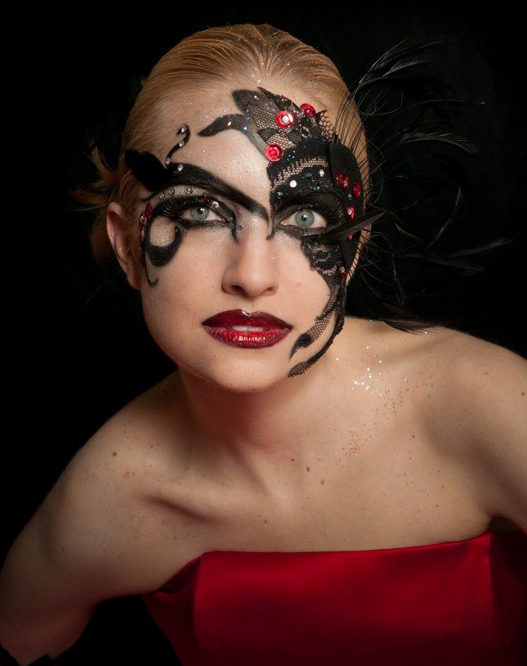 make-up-strasssteine-karnevalmaske-malen-spitze-aufkleben