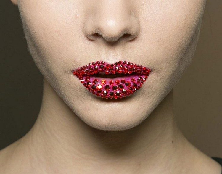 make-up-strasssteine-lippen-rot-glitzern-glundierung