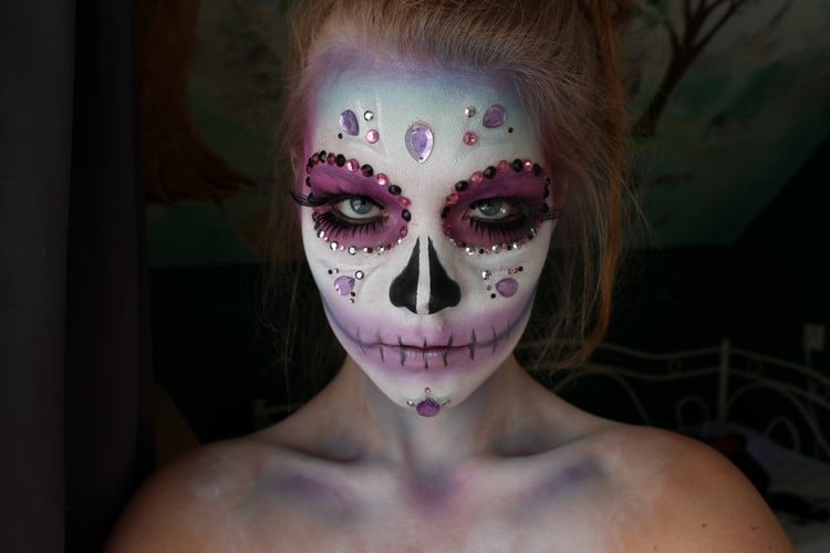 Make-up mit Strasssteinen pink-sugar-skull-schminken-halloween