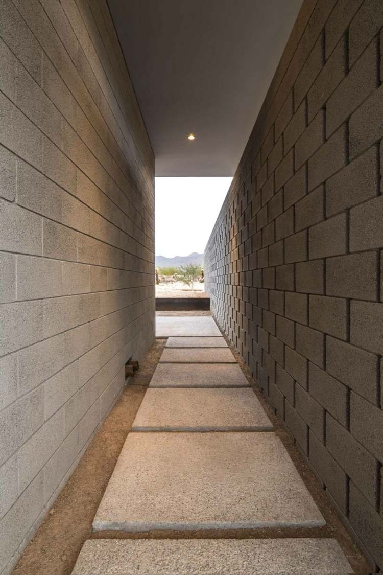 mauerwerk-als-sichtschutz-korridor-gartenweg-ueberdachung-betonplatten
