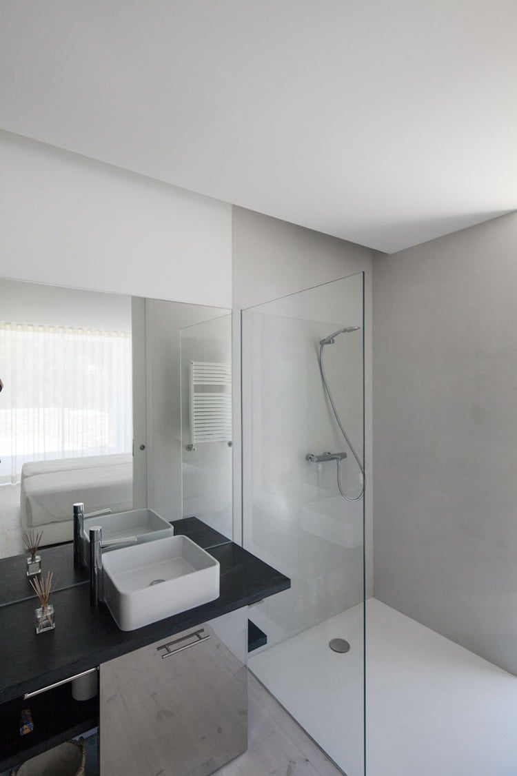 minimalistisch-wohnen-weiss-mediterran-badezimmer-dusche-glaswand-spiegelwand