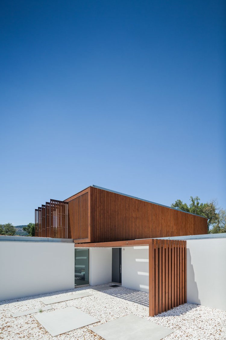 minimalistisch-wohnen-weiss-mediterran-flachdach-haus-steingarten-modern