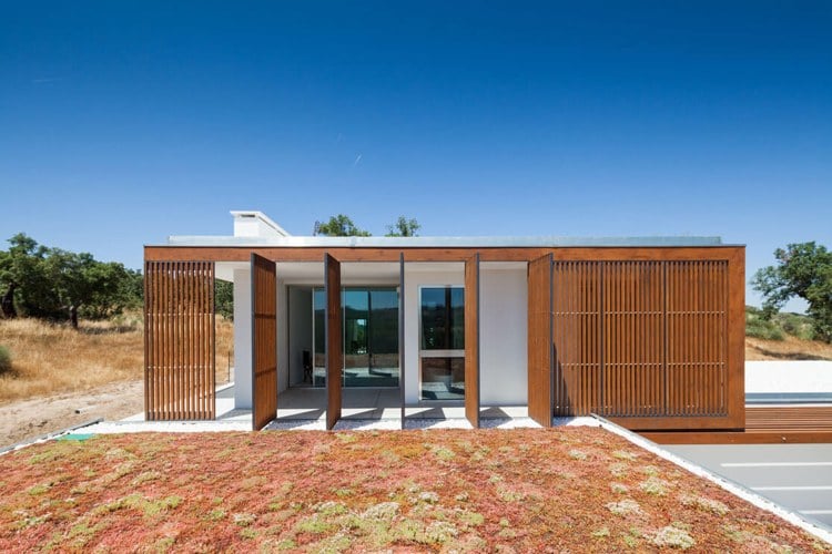 minimalistisch-wohnen-weiss-mediterran-flachdach-holz-sichtschutz-sonnenschutz