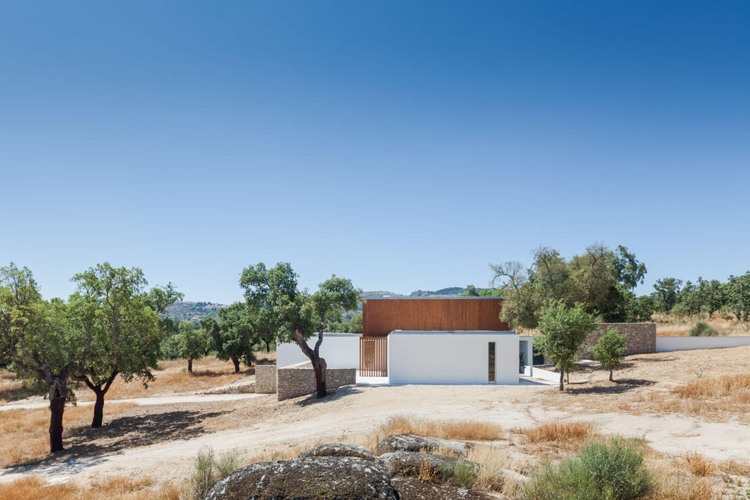 minimalistisch-wohnen-weiss-mediterran-haus-modern-design-architektur-lande
