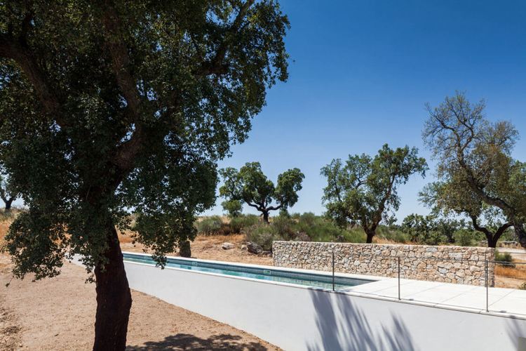 minimalistisch-wohnen-weiss-mediterran-pool-terrasse-zaun-mauerwerk