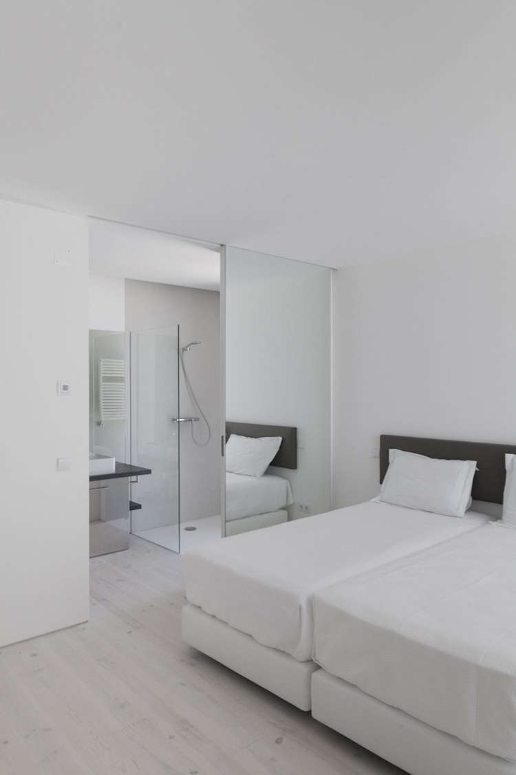 minimalistisch-wohnen-weiss-mediterran-schlafzimmer-badezimmer-integriert-dusche