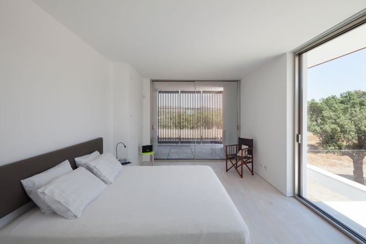 minimalistisch-wohnen-weiss-mediterran-schlafzimmer-panoramafenster-terrasse-zugang