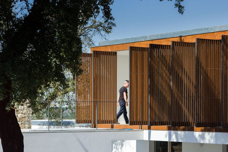 minimalistisch-wohnen-weiss-mediterran-terrasse-sichtschut-sonnenschutz-lamellen