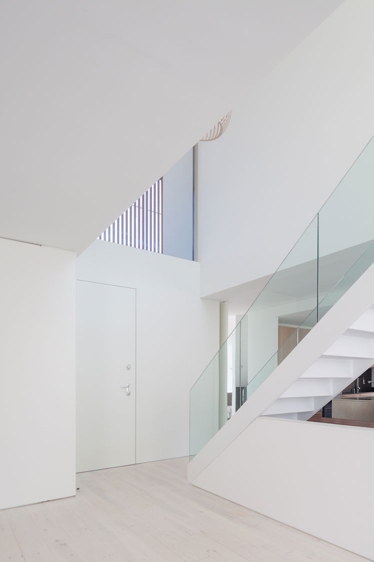 minimalistisch-wohnen-weiss-mediterran-treppe-glasgelaender-hell-grosszuegig