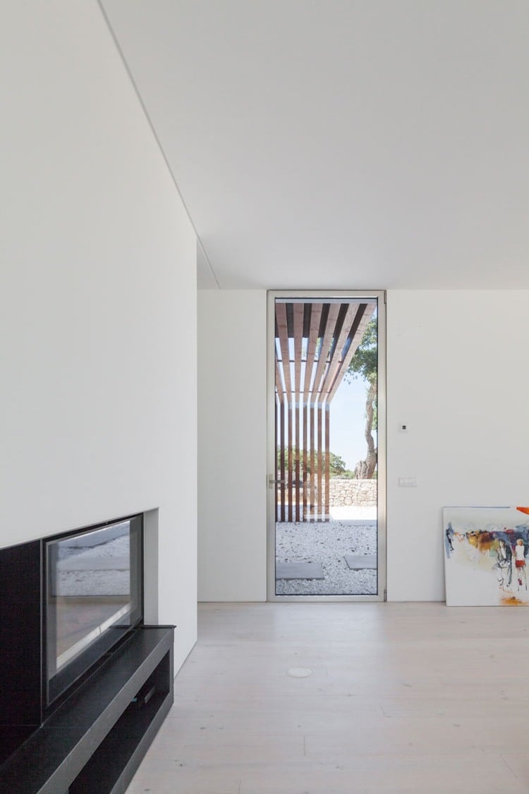minimalistisch-wohnen-weiss-mediterran-wohnraum-schlicht-terrassentuer