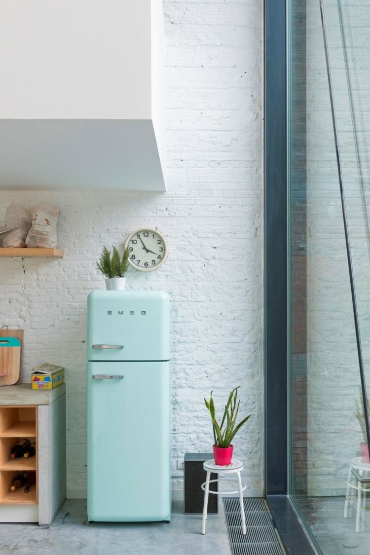 mobile-kücheninsel-retro-kühlschrank-hellblau-akzent-beistelltisch