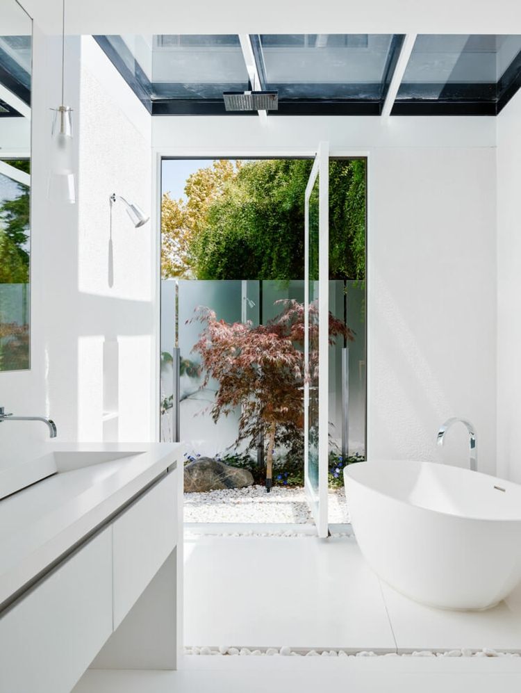 moderne-gelaender-glas-badezimmer-badewanne-waschschrank-hochglanz