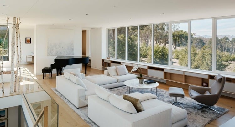 moderne-gelaender-glas-fensterfront-wohnzimmer-moebel-lounge