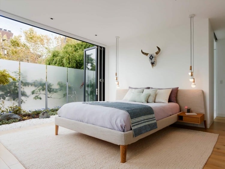 moderne-gelaender-glas-schlafzimmer-pendelleuchte-pastelltoene-textilien