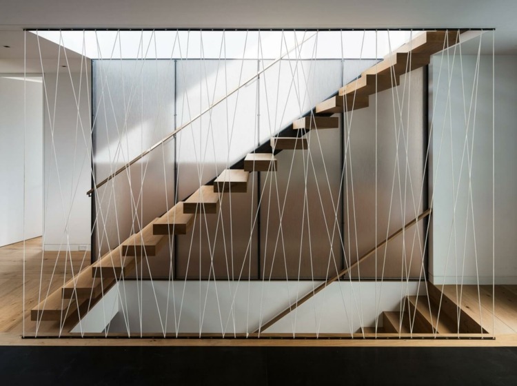 moderne-geländer-aus-glas-etagen-treppe-trennwand-idee