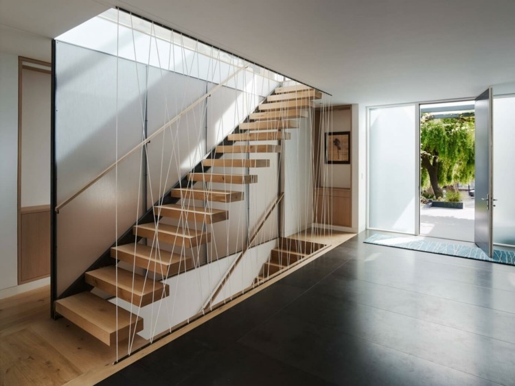 moderne-geländer-aus-glas-treppe-design-holz-netz-eingang