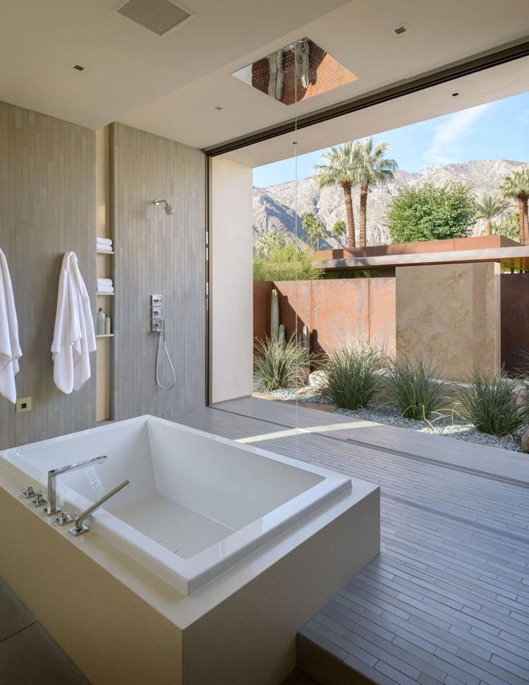 moderne-strandvilla-badezimmer-panoramafenster-sichtschutz-cortenstahl