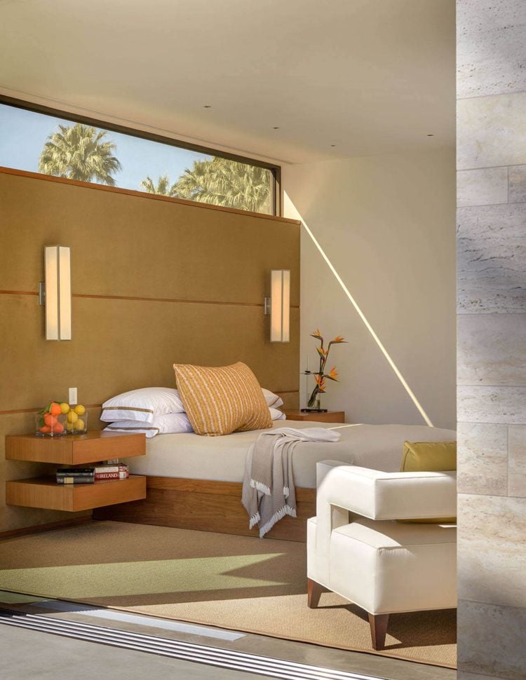moderne-strandvilla-schlafzimmer-sonnig-verschiebbare-terrassentueren-holzverkleidung