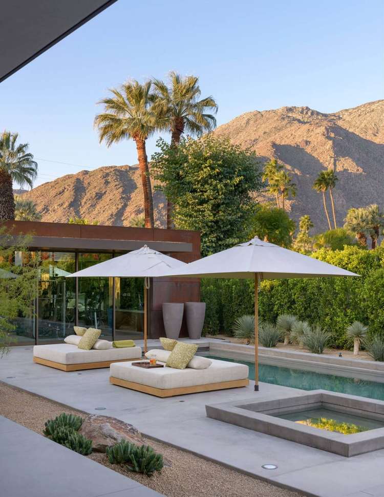 moderne-strandvilla-wüstegarten-terrasse-lounge-pool-sonnenliegen