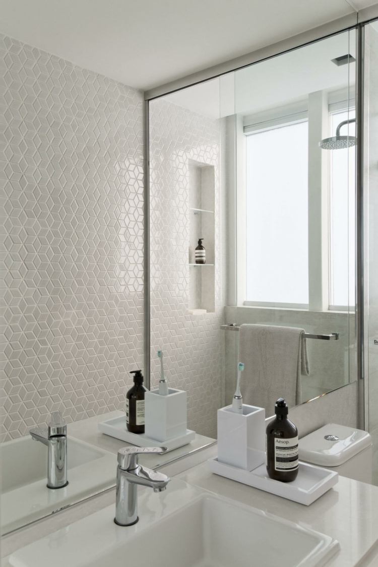monochrome-kueche-badezimmer-mosaik-weiss-schlicht-elegant-waschbecken