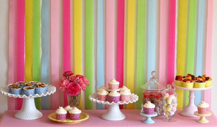 Muffins für Kindergeburtstag -cupcakes-dekoration-arrangieren-farben-tortenstaender