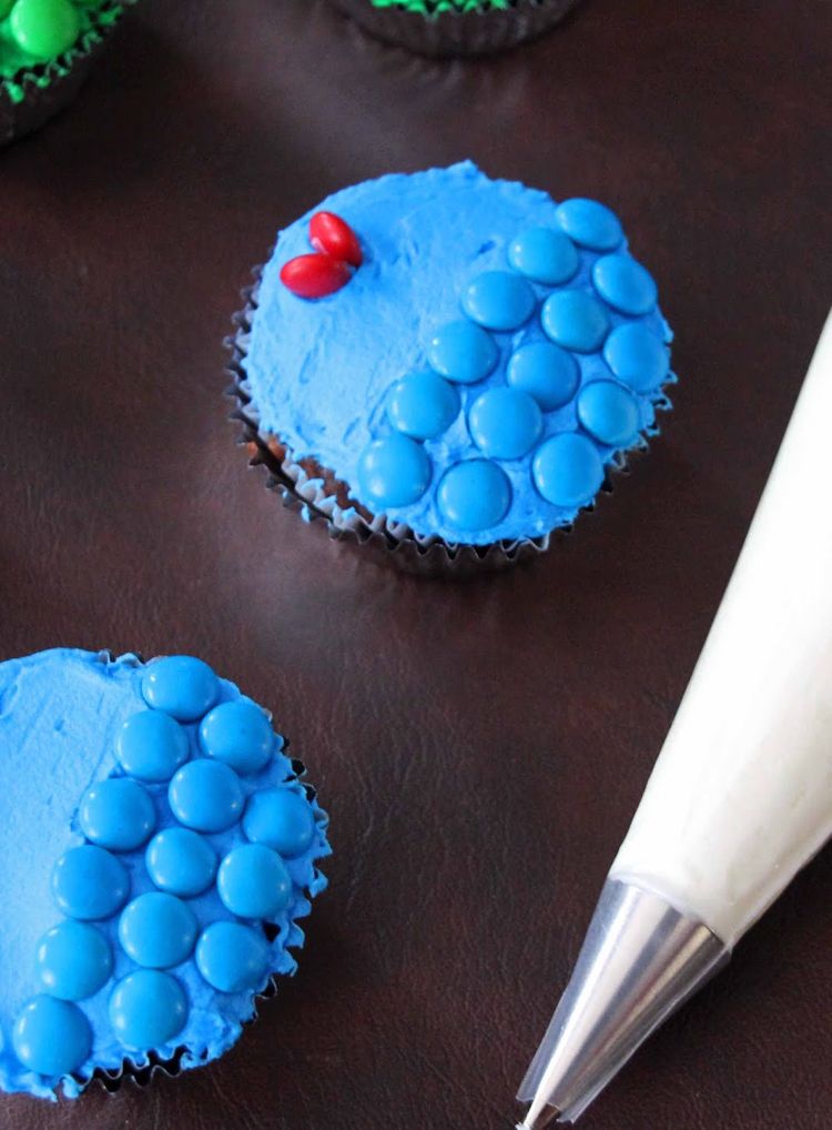 muffins-kindergeburtstag-cupcakes-kinderrezept-anleitung-fisch-blau-spritzbeutel-creme
