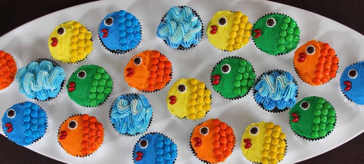 muffins-kindergeburtstag-cupcakes-kinderrezept-bunte-fische-farbig-garnieren