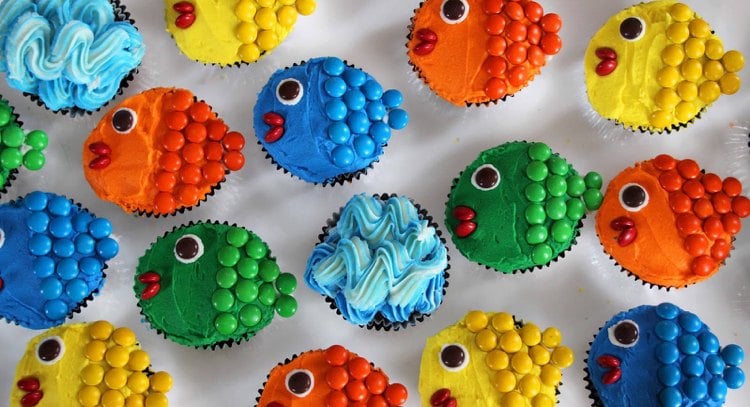 muffins-kindergeburtstag-cupcakes-kinderrezept-bunte-fische-m&ms