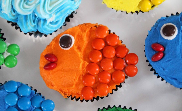 muffins-kindergeburtstag-cupcakes-kinderrezept-creme-orange-m&ms-anleitung
