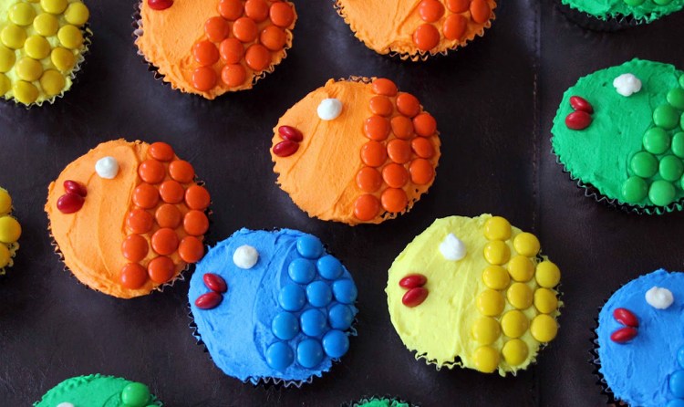 muffins-kindergeburtstag-cupcakes-kinderrezept-fische-bunt-lebensmittelfarbe